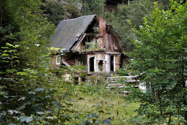 Image of an abandoned house.
