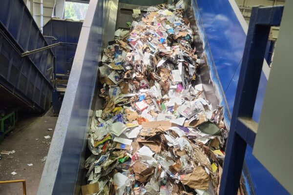 conveyor belt with recycables