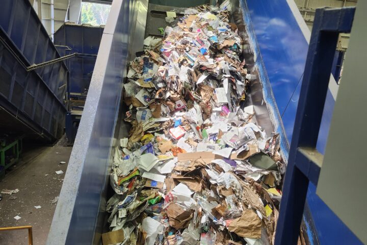 conveyor belt with recycables